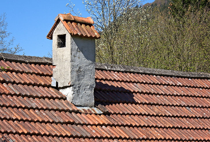Visual cues of a deteriorating roof